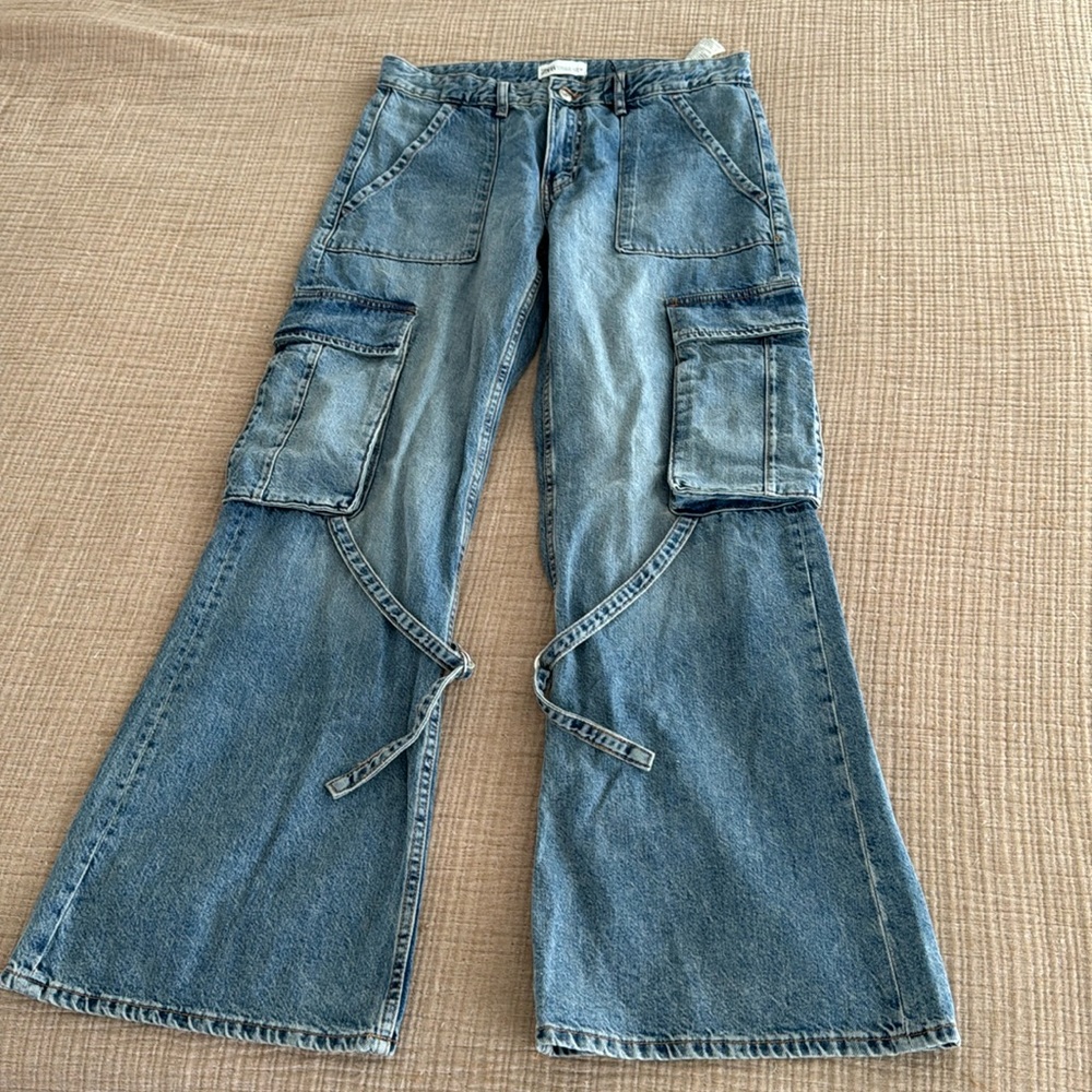 Never used Zara mid-riseTRF cargo jean(size 8 US) Currently available in Zara